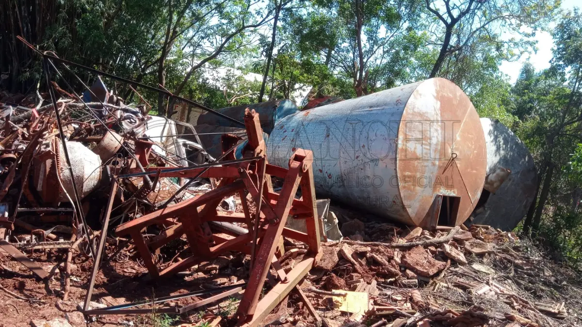LOTE 008 - Sucatas de materiais diversos – ferro (misto) e metal (misto) Sendo: Aproximadamente 5.000kg