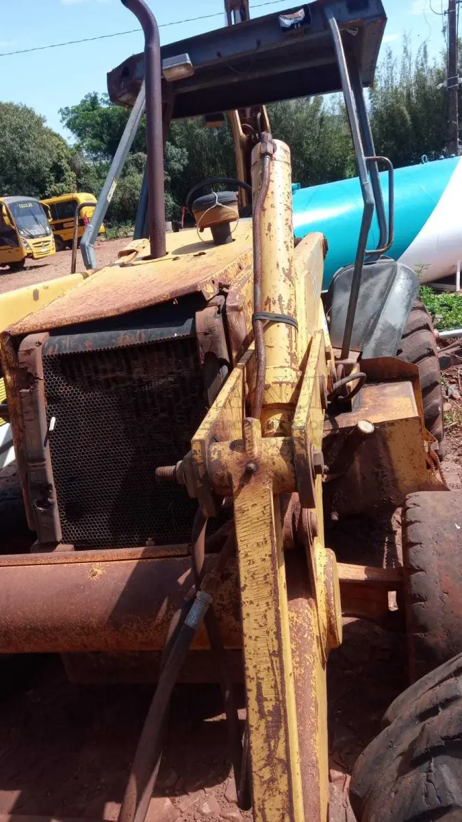 LOTE 007 - RETRO ESCAVADEIRA - Marca: CASE - Modelo: 580 L Cor: AMARELA - Ano/Modelo: 1998/1998 Km /HS: N/M Patrimônio : 402040001 - Potência: Comb: Diesel