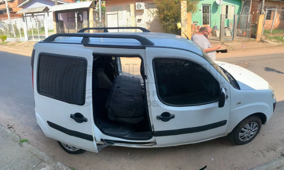 LOTE 008 - Veículo marca/modelo: FIAT/DOBLO ESSENCE 1.8 Ano/modelo: 2011/2012 Placa: ISQ6B33 Chassi: 9BD119609C1089967 RENAVAM: 410179116 Registrado em: PORTO ALEGRE Tipo: Automóvel Cor: Branca Espécie: Passageiro Veículo está: Em circulação