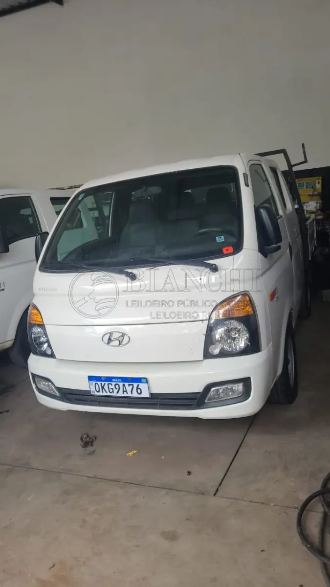 LOTE 005 - Veículo marca/modelo: HYUNDAI/HR HDBAno/modelo: 2013/2014Placa: OKG9A76Chassi: 95PZBN7KPEB057664RENAVAM: 1016399909Registrado em: PORTO ALEGRETipo: CaminhoneteCor: BrancaEspécie: EspecialVeículo está: Em circulação, MOTOR ABERTO