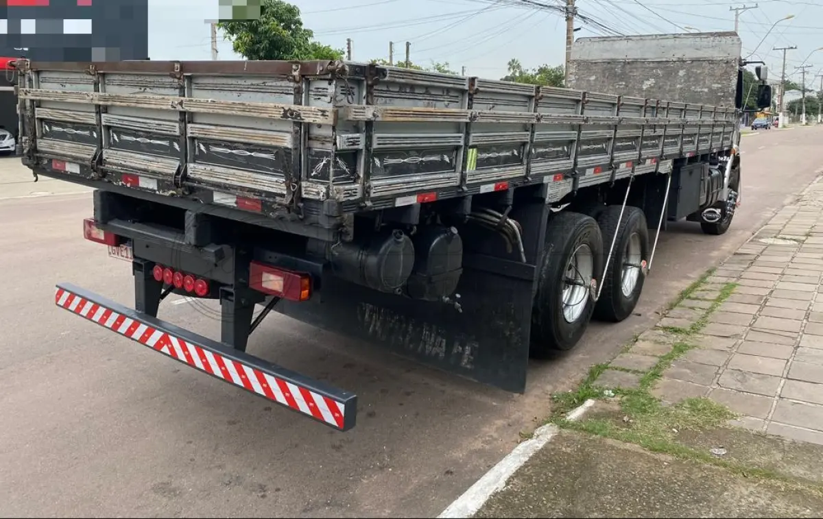 LOTE 001 - Veículo marca/modelo: VOLVO/VM 260 6X2R, Ano/modelo: 2009/2010, Placa: GVE1I37, Chassi: 93KP0E0C9AE119105, RENAVAM: 168999390, Registrado em: CANOAS, Tipo: Caminhão, Cor: Prata, Espécie: Carga, Veículo está: Em circulação, Licenciamento válido até: 31/07/2022, OUTRAS INFORMAÇÕES DO VEÍCULO, Descrição: CMT, Capacidade: 35,00 Tonelada/Toneladas, Origem: Fábrica