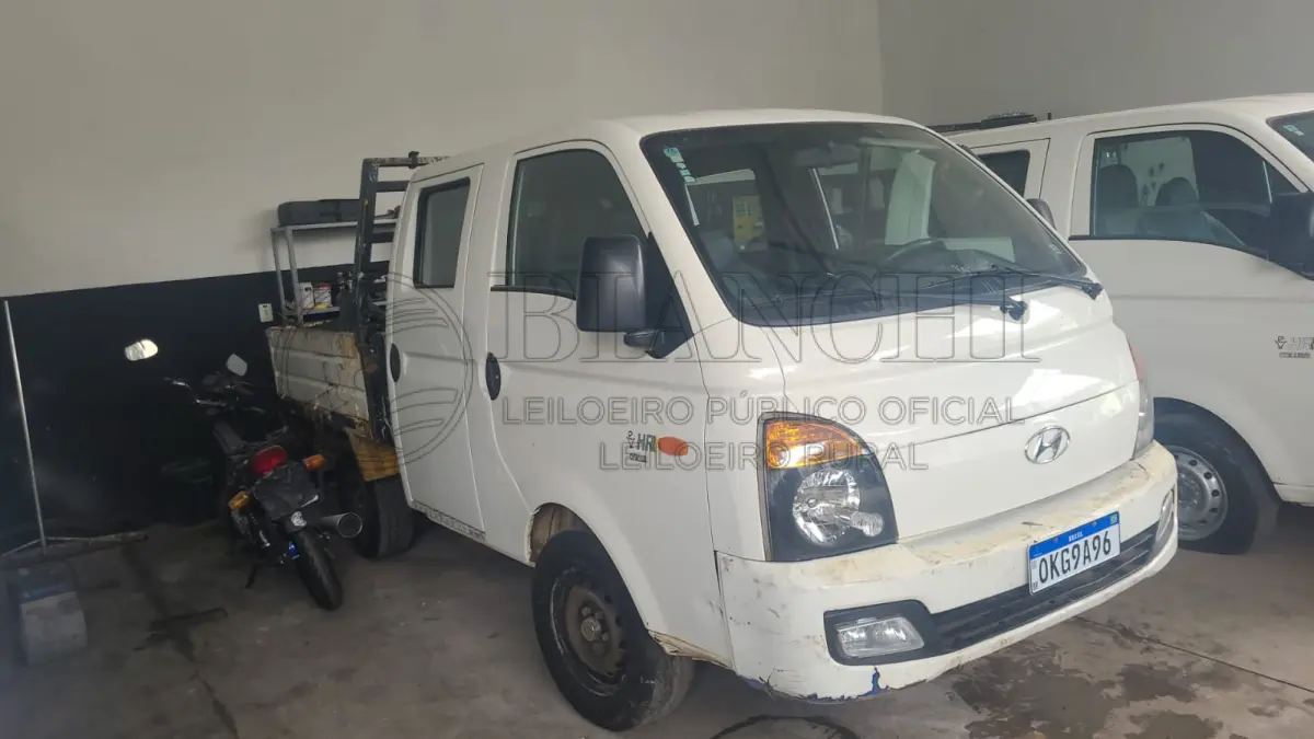 LOTE 003 - Veículo marca/modelo: HYUNDAI/HR HDBAno/modelo: 2013/2014Placa: OKG9A96Chassi: 95PZBN7KPEB058349RENAVAM: 1017174463Registrado em: PORTO ALEGRETipo: CaminhoneteCor: BrancaEspécie: EspecialVeículo está: Em circulação, MOTOR ABERTO