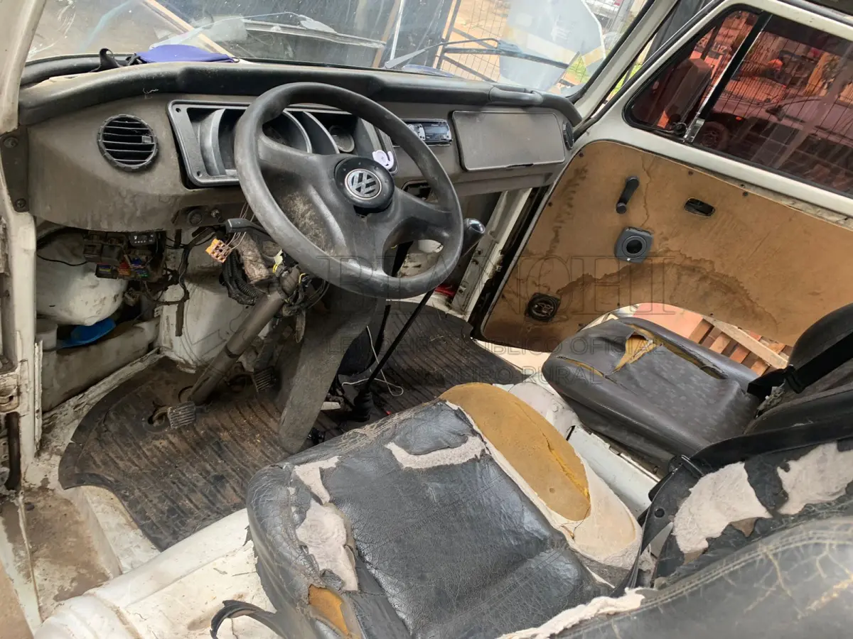 LOTE 037 - Veículo marca/modelo: VW/KOMBI FURGAO Ano/modelo: 2006/2007 Placa: INL4450 Chassi: 9BWFF07X47P005592 RENAVAM: 901262188 Registrado em: PORTO ALEGRE Tipo: Caminhonete Cor: Branca Espécie: Carga Veículo está: Em circulação, Ipva e regularização do kit gnv por conta do arrematante, NAO funciona sem módulo