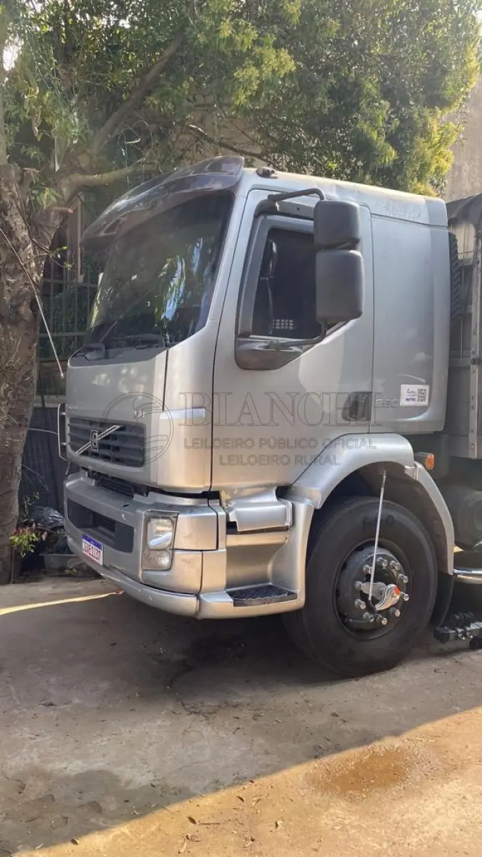 LOTE 001 - Veículo marca/modelo: VOLVO/VM 260 6X2R, Ano/modelo: 2009/2010, Placa: GVE1I37, Chassi: 93KP0E0C9AE119105, RENAVAM: 168999390, Registrado em: CANOAS, Tipo: Caminhão, Cor: Prata, Espécie: Carga, Veículo está: Em circulação, Licenciamento válido até: 31/07/2022, OUTRAS INFORMAÇÕES DO VEÍCULO, Descrição: CMT, Capacidade: 35,00 Tonelada/Toneladas, Origem: Fábrica