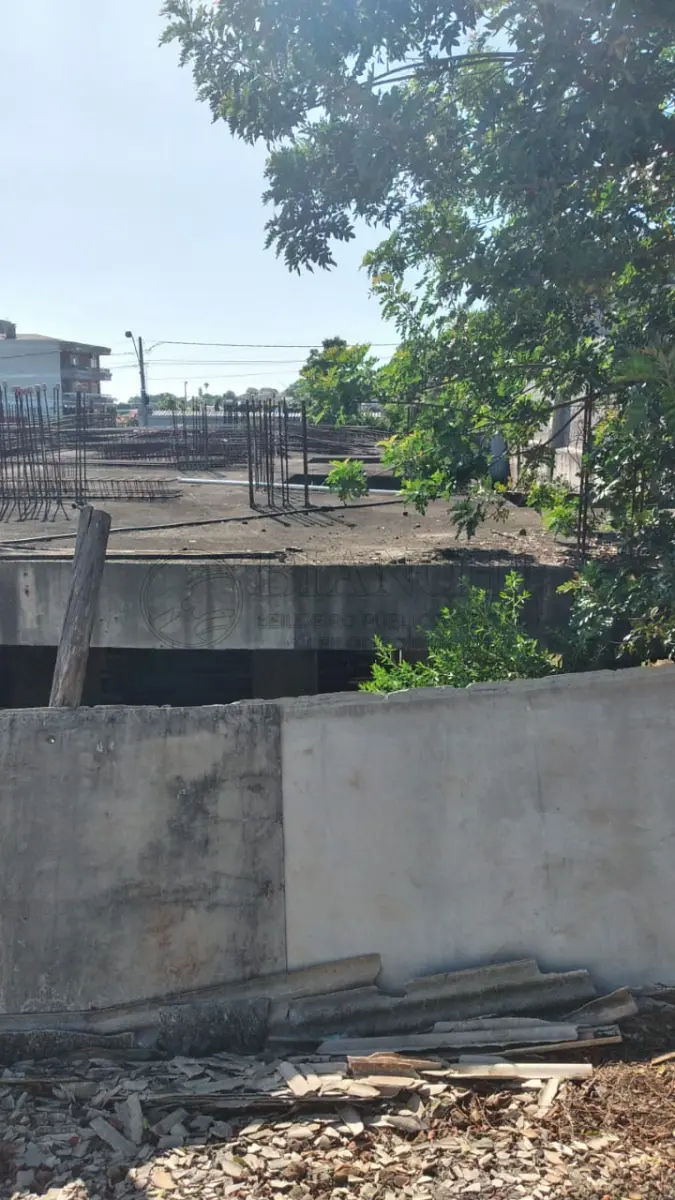 LOTE 001 - IMÓVEL: UM TERRENO URBANO, Nº 07, DA QUADRA Nº39, DESTA CIDADE, COM ÁREA DE 521,23M² (quinhentos e cinquenta e nove metros quadrados e sessenta e dois decímetros quadrados), formato retangular, localizado no quarteirão formado pelas ruas: Balduíno Schneider, Tiradentes, Regina Viana e Av. Tucunduva, medindo 17,55 metros de frente para a rua Balduíno Schneider, e 29,70 metros de frente para rua Tiradentes; localizado no lado par das Ruas Balduíno Schneider e Tiradentes, sendo terreno de esquina, Formado pelas ruas Balduíno e Tiradentes, as seguintes confrontações; NORDESTE, numa extensão de 29,70 metros com a rua Tiradentes; SUDOESTES, numa estão de 29,70 metros com o terreno Nº  10; SUDESTE, numa extensão DE 17,55 Metros com Balduíno Schneider; Noroeste, numa extensão de 17.55 metros com o terreno n 06 de propriedade do devedor solidário, fiduciante e interveniente garantidor. Registrado no CRI de Horizontina RS sob matricula 14.255.