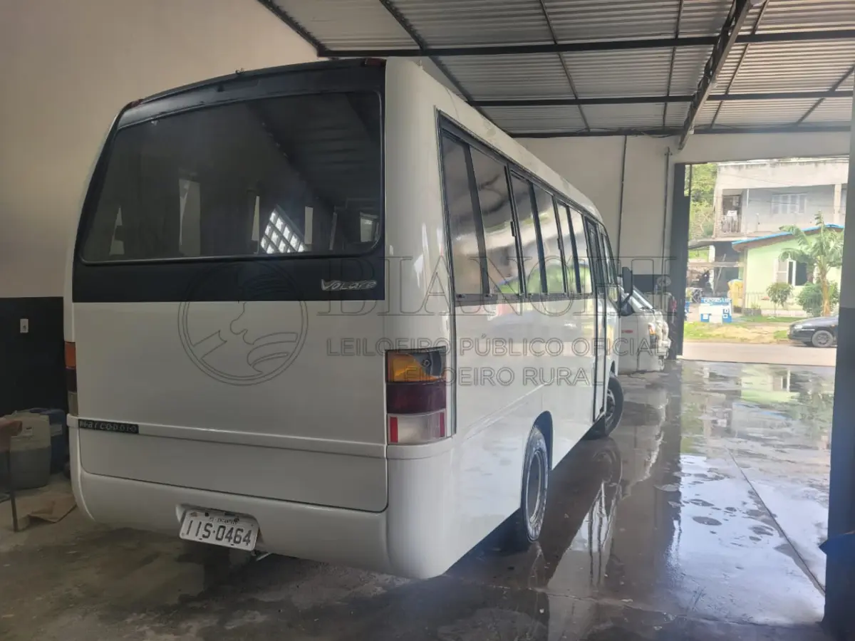 LOTE 038 - "Veículo marca/modelo: MARCOPOLO/VOLARE ESCOLAR Ano/modelo: 1999/1999 Placa: IIS0E64 Chassi: 93PB01A2MXC000448 RENAVAM: 713092777 Registrado em: PORTO ALEGRE Tipo: Ônibus Cor: Branca Espécie: Passageiro Veículo está: Em circulação"
