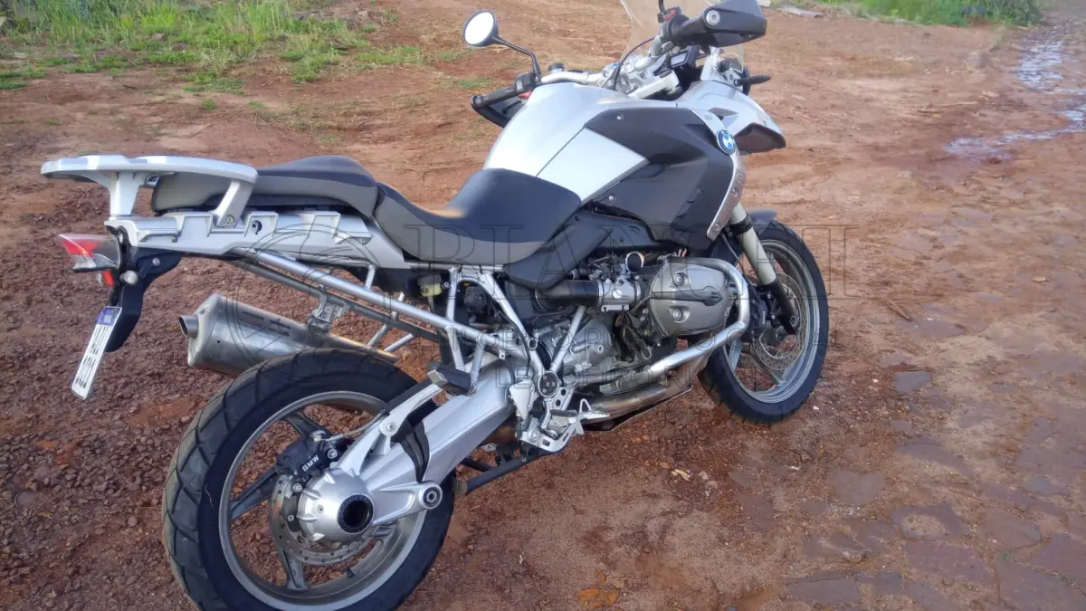 LOTE 016 - "Veículo marca/modelo: I/BMW R1200 GS Ano/modelo: 2008/2009 Placa: AJI1C11 Chassi: WB103030X9ZU24407 RENAVAM: 117417920 Registrado em: HORIZONTINA Tipo: Motocicleta Cor: Prata Espécie: Passageiro"