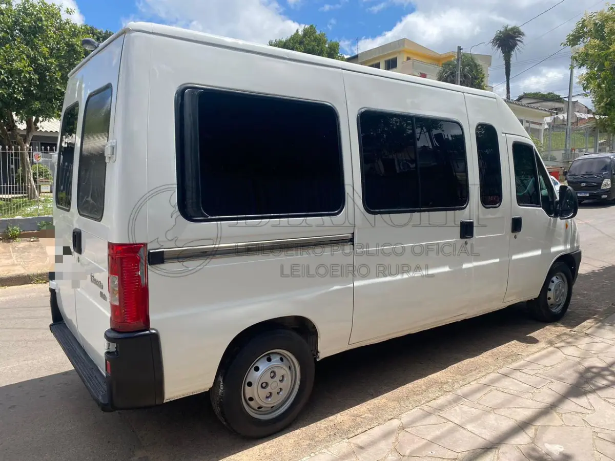 LOTE 002 - Veículo marca/modelo: FIAT/DUCATO MC TCA AMB, Ano/modelo: 2008/2009, Placa: IPA4J95, Chassi: 93W245H3392030044, RENAVAM: 979850363, Registrado em: PORTO ALEGRE, Tipo: Caminhonete, Cor: Branca, Espécie: Especial, Veículo está: Em circulação, Licenciamento válido até: 30/06/2023.