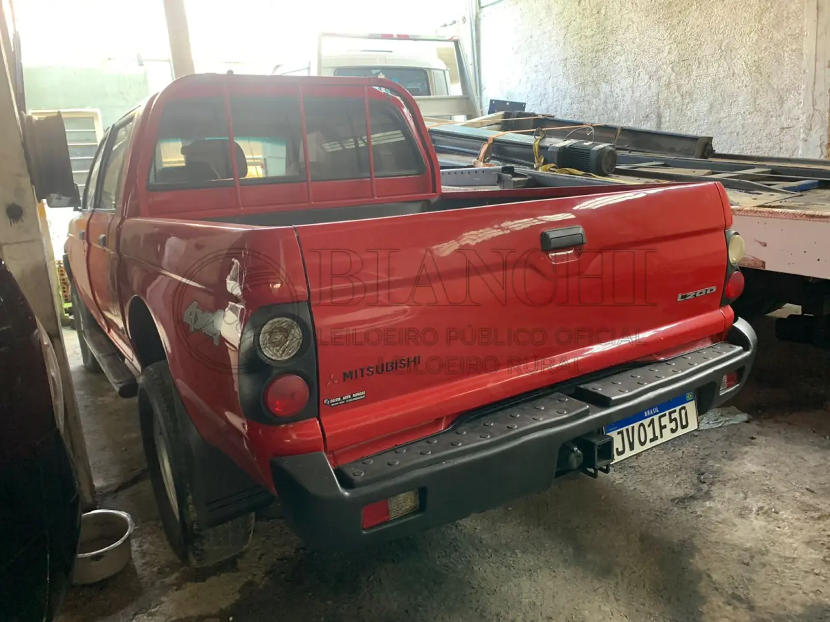 LOTE 006 - Veículo marca/modelo: MMC/L200 4X4 GLAno/modelo: 2008/2009Placa: JVO1F50Chassi: 93XGNK7409C853079RENAVAM: 118415565Registrado em: PORTO ALEGRETipo: CaminhoneteCor: VermelhaEspécie: EspecialVeículo está: Em circulação