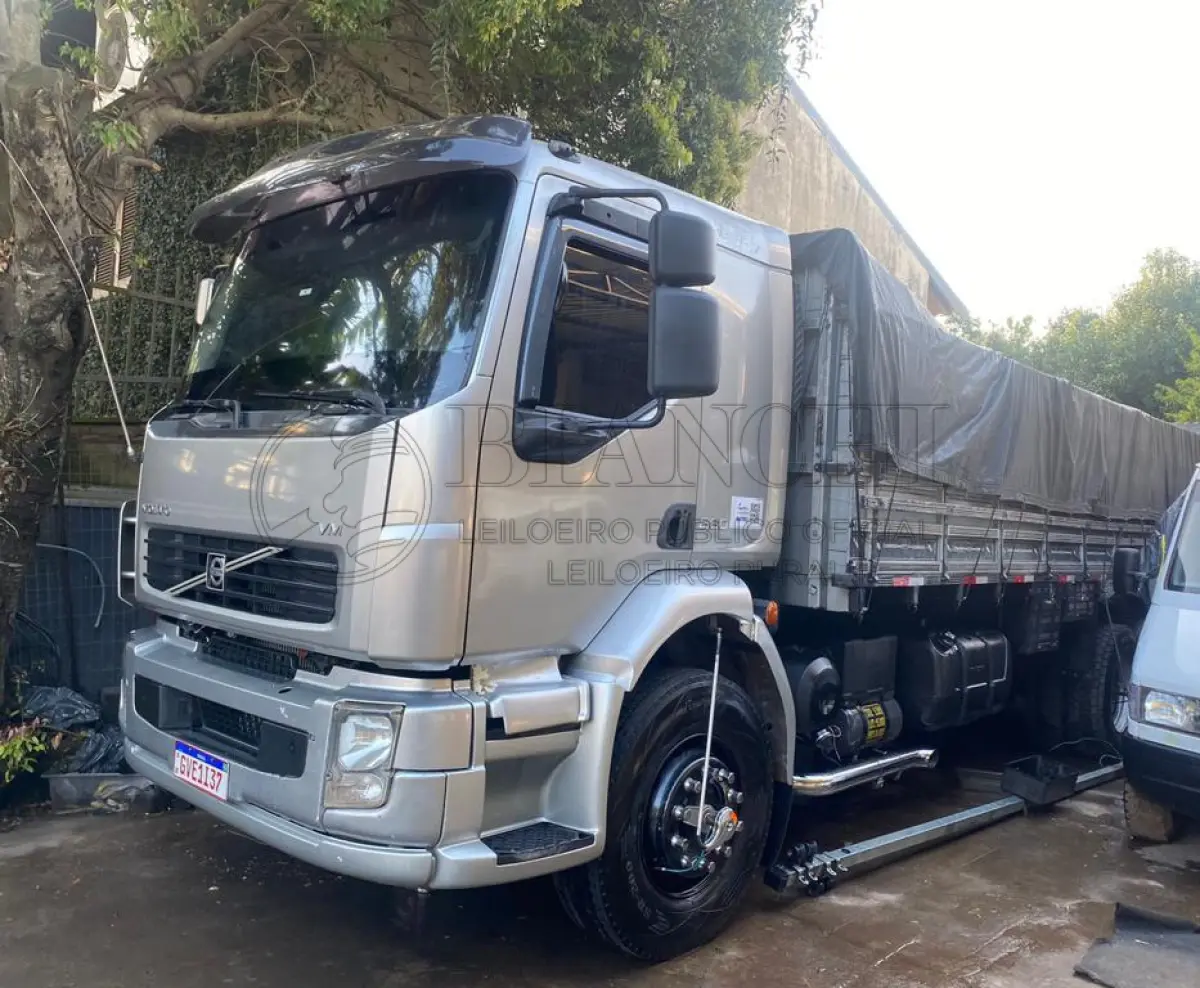 LOTE 001 - Veículo marca/modelo: VOLVO/VM 260 6X2R, Ano/modelo: 2009/2010, Placa: GVE1I37, Chassi: 93KP0E0C9AE119105, RENAVAM: 168999390, Registrado em: CANOAS, Tipo: Caminhão, Cor: Prata, Espécie: Carga, Veículo está: Em circulação, Licenciamento válido até: 31/07/2022, OUTRAS INFORMAÇÕES DO VEÍCULO, Descrição: CMT, Capacidade: 35,00 Tonelada/Toneladas, Origem: Fábrica