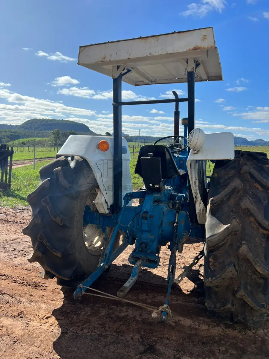LOTE 011 - Trator Ford  modelo 4600 ano 1981,Com direção hidráulica