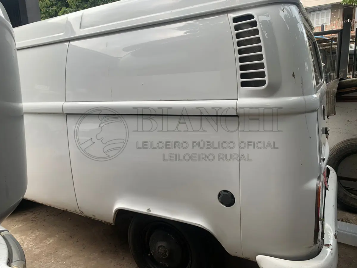 LOTE 037 - Veículo marca/modelo: VW/KOMBI FURGAO Ano/modelo: 2006/2007 Placa: INL4450 Chassi: 9BWFF07X47P005592 RENAVAM: 901262188 Registrado em: PORTO ALEGRE Tipo: Caminhonete Cor: Branca Espécie: Carga Veículo está: Em circulação, Ipva e regularização do kit gnv por conta do arrematante, NAO funciona sem módulo