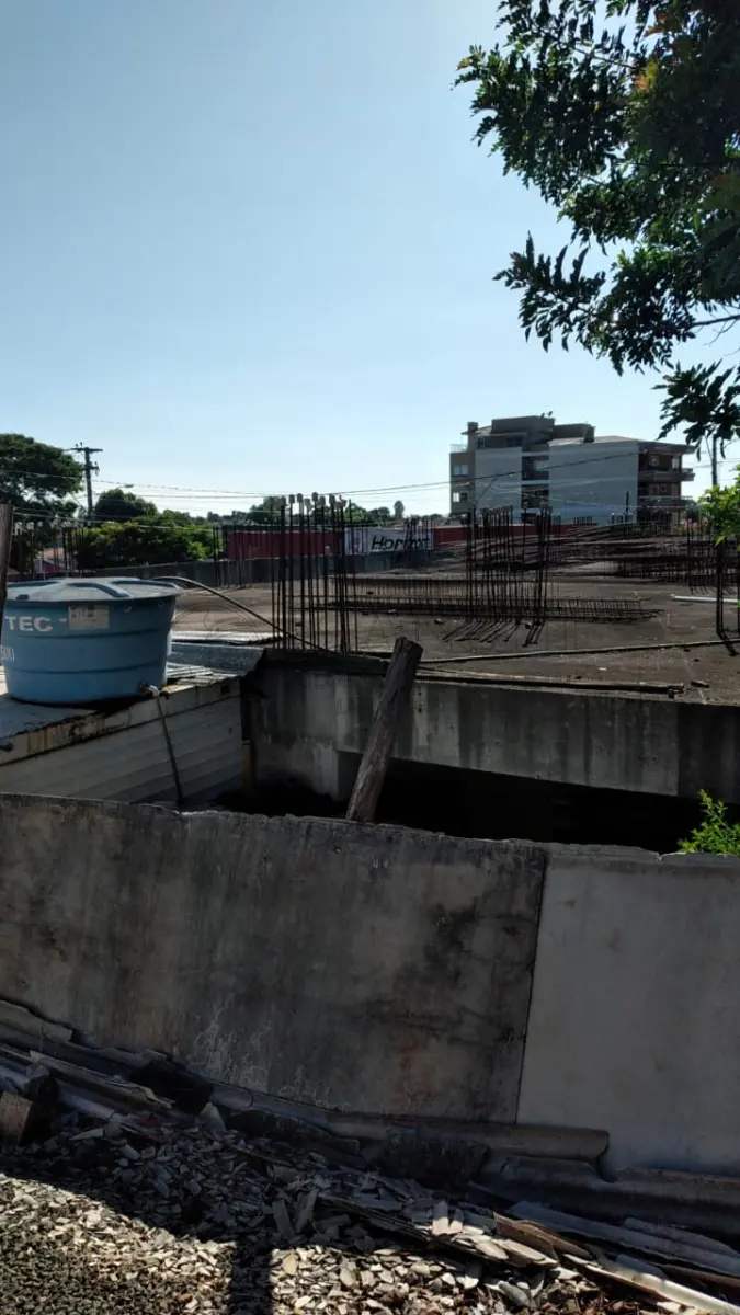 LOTE 001 - IMÓVEL: UM TERRENO URBANO, Nº 07, DA QUADRA Nº39, DESTA CIDADE, COM ÁREA DE 521,23M² (quinhentos e cinquenta e nove metros quadrados e sessenta e dois decímetros quadrados), formato retangular, localizado no quarteirão formado pelas ruas: Balduíno Schneider, Tiradentes, Regina Viana e Av. Tucunduva, medindo 17,55 metros de frente para a rua Balduíno Schneider, e 29,70 metros de frente para rua Tiradentes; localizado no lado par das Ruas Balduíno Schneider e Tiradentes, sendo terreno de esquina, Formado pelas ruas Balduíno e Tiradentes, as seguintes confrontações; NORDESTE, numa extensão de 29,70 metros com a rua Tiradentes; SUDOESTES, numa estão de 29,70 metros com o terreno Nº  10; SUDESTE, numa extensão DE 17,55 Metros com Balduíno Schneider; Noroeste, numa extensão de 17.55 metros com o terreno n 06 de propriedade do devedor solidário, fiduciante e interveniente garantidor. Registrado no CRI de Horizontina RS sob matricula 14.255.