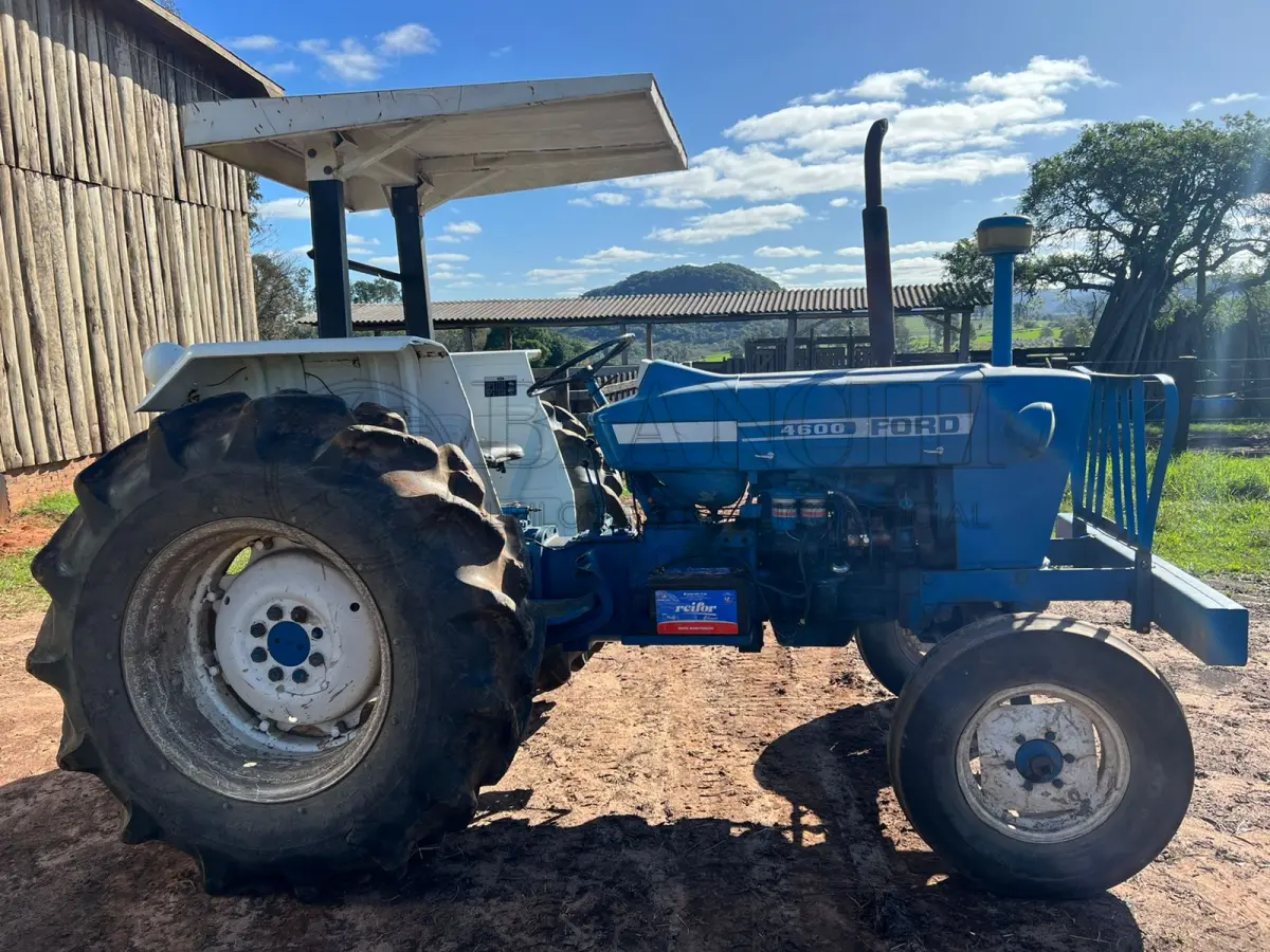 LOTE 011 - Trator Ford  modelo 4600 ano 1981,Com direção hidráulica