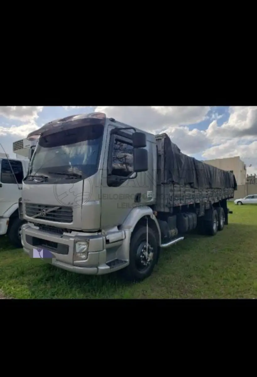 LOTE 001 - Veículo marca/modelo: VOLVO/VM 260 6X2R, Ano/modelo: 2009/2010, Placa: GVE1I37, Chassi: 93KP0E0C9AE119105, RENAVAM: 168999390, Registrado em: CANOAS, Tipo: Caminhão, Cor: Prata, Espécie: Carga, Veículo está: Em circulação, Licenciamento válido até: 31/07/2022, OUTRAS INFORMAÇÕES DO VEÍCULO, Descrição: CMT, Capacidade: 35,00 Tonelada/Toneladas, Origem: Fábrica