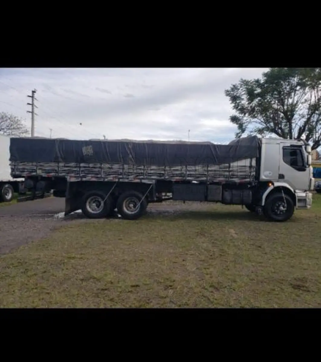 LOTE 001 - Veículo marca/modelo: VOLVO/VM 260 6X2R, Ano/modelo: 2009/2010, Placa: GVE1I37, Chassi: 93KP0E0C9AE119105, RENAVAM: 168999390, Registrado em: CANOAS, Tipo: Caminhão, Cor: Prata, Espécie: Carga, Veículo está: Em circulação, Licenciamento válido até: 31/07/2022, OUTRAS INFORMAÇÕES DO VEÍCULO, Descrição: CMT, Capacidade: 35,00 Tonelada/Toneladas, Origem: Fábrica