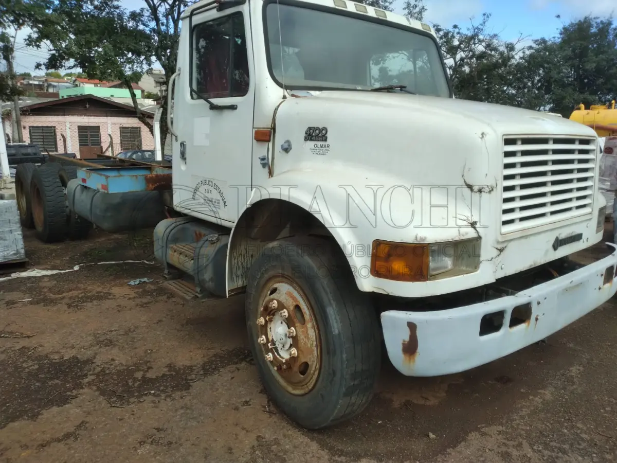 LOTE 007 - NAVISTAR/INTERNACIONAL 4700, 4X2 PLACAS IJI 9905, ANO FABRICAÇÃO/ MODELO 1999/ 1999, CHASSI: 93MAAAAR6XR700553