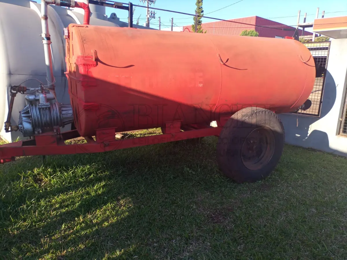 LOTE 001 - Lote 01, Distribuidor De Adubos Liquido, Marca: Triton, Modelo: 4000 Lts, Ano: 2014, Bomba : Vácuo, Pneus : 7.50-16 Bons, Rodado Duplo, Sem Cardam, Sem Mangueira Abastecimento