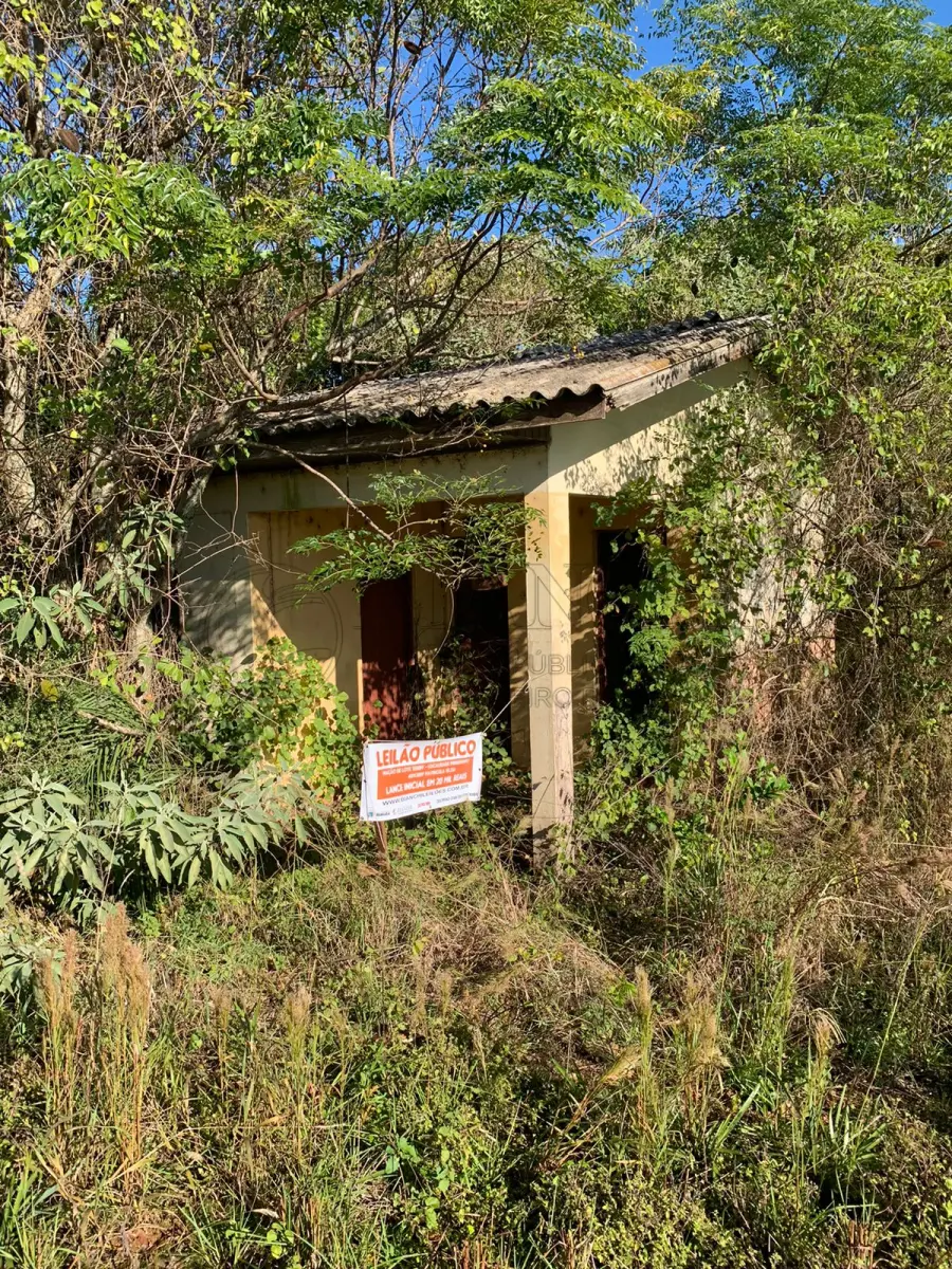 LOTE 013 - Uma fração de terras, medindo 40,00m de frente por 30,00m de fundo, área superficial de 1.200,00m², na localidade do Pinheirinho, conforme matrícula junto ao Cartório de Imóveis n.° 10.256