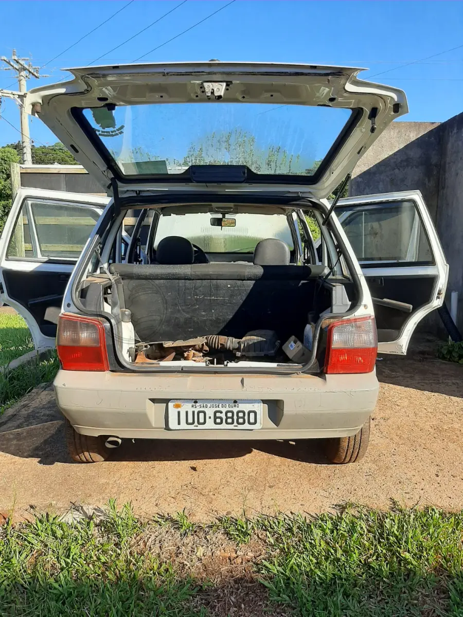 LOTE 002 - Veículo marca/modelo: FIAT/UNO MILLE WAY ECON, Ano/modelo: 2013/2013, Placa: IUO6880, Chassi: 9BD15844AD6860363, RENAVAM: 556014162, Cor: Branca, Espécie: Passageiro