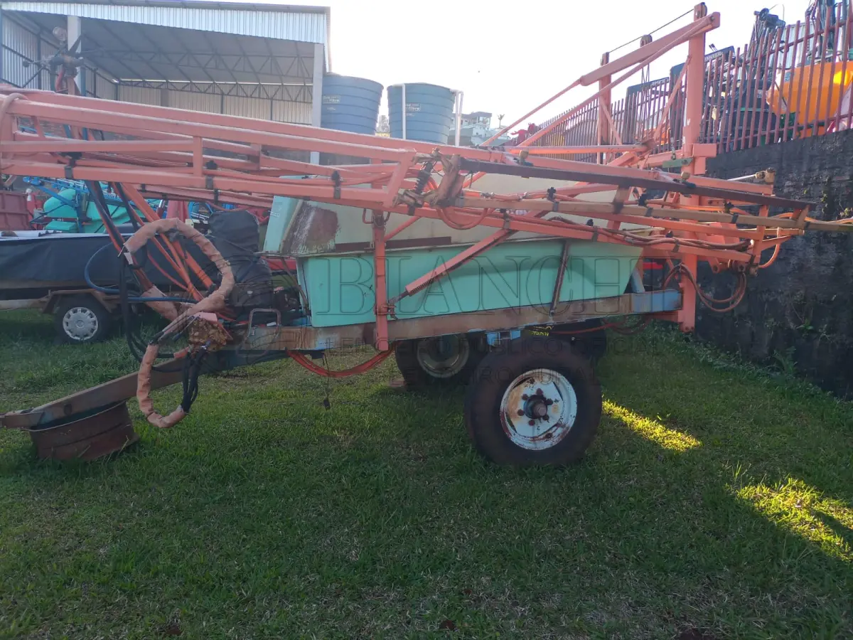 LOTE 008 - Lote 08, Pulverizador, Marca Bertoud, Ano: 1996, Capacidade 2000 lts, Barras 14 metros.