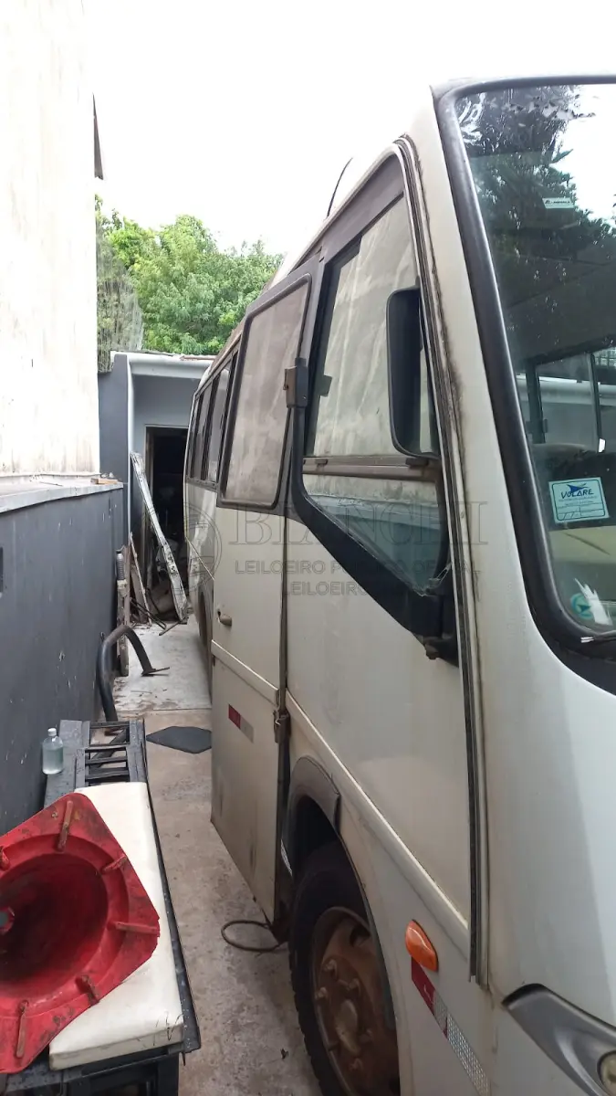 LOTE 013 - MARCOPOLO/VOLARE V8 ON, Ano/modelo: 2005/2006, Placa: IMW4920, Chassi: 93PB26F306C017674, RENAVAM: 873213394, Tipo: Ônibus, Cor: Branca, Espécie: Passageiro, Veículo não  está em circulação ( motor aberto)