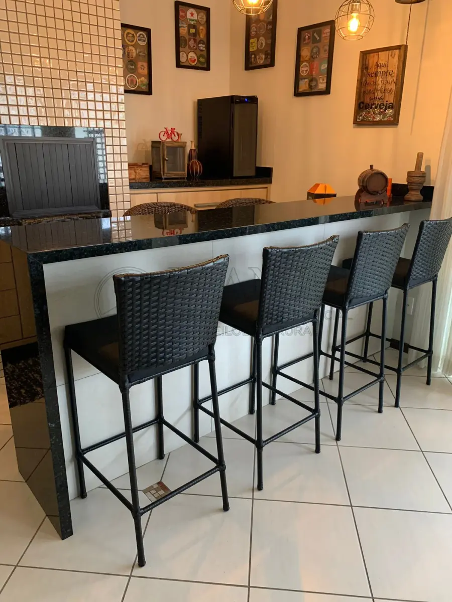 LOTE 015 - CONJUNTO DE BANQUETAS