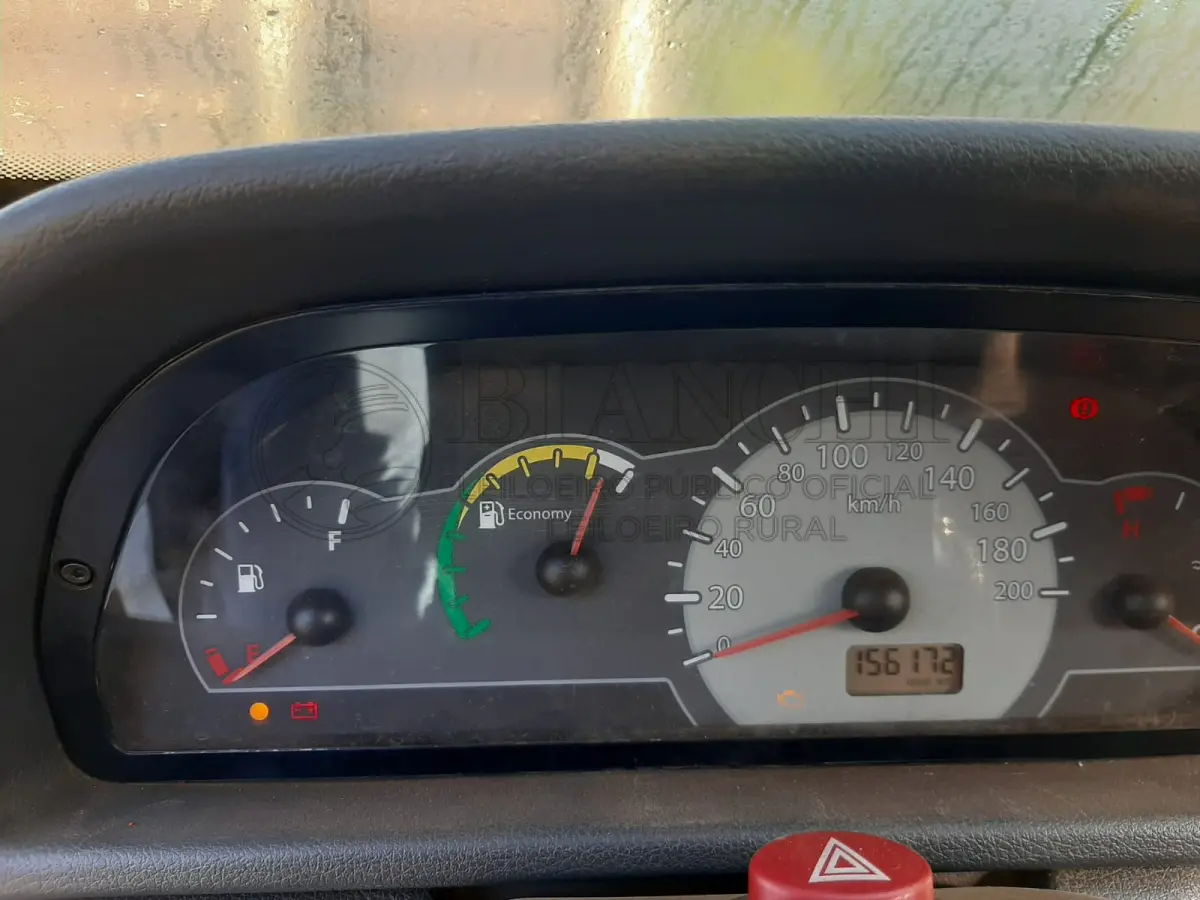 LOTE 002 - Veículo marca/modelo: FIAT/UNO MILLE WAY ECON, Ano/modelo: 2013/2013, Placa: IUO6880, Chassi: 9BD15844AD6860363, RENAVAM: 556014162, Cor: Branca, Espécie: Passageiro