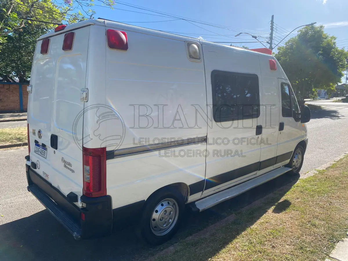 LOTE 005 - Veículo marca/modelo: FIAT/DUCATO MC TCA AMB, Ano/modelo: 2013/2014, Placa: IVF4B59, Chassi: 93W245G34E2128085, RENAVAM: 707179270, Registrado em: PORTO ALEGRE, Tipo: Caminhonete, Cor: Branca, Espécie: Especial, Veículo está: Em circulação, Licenciamento válido até: 31/07/2023
