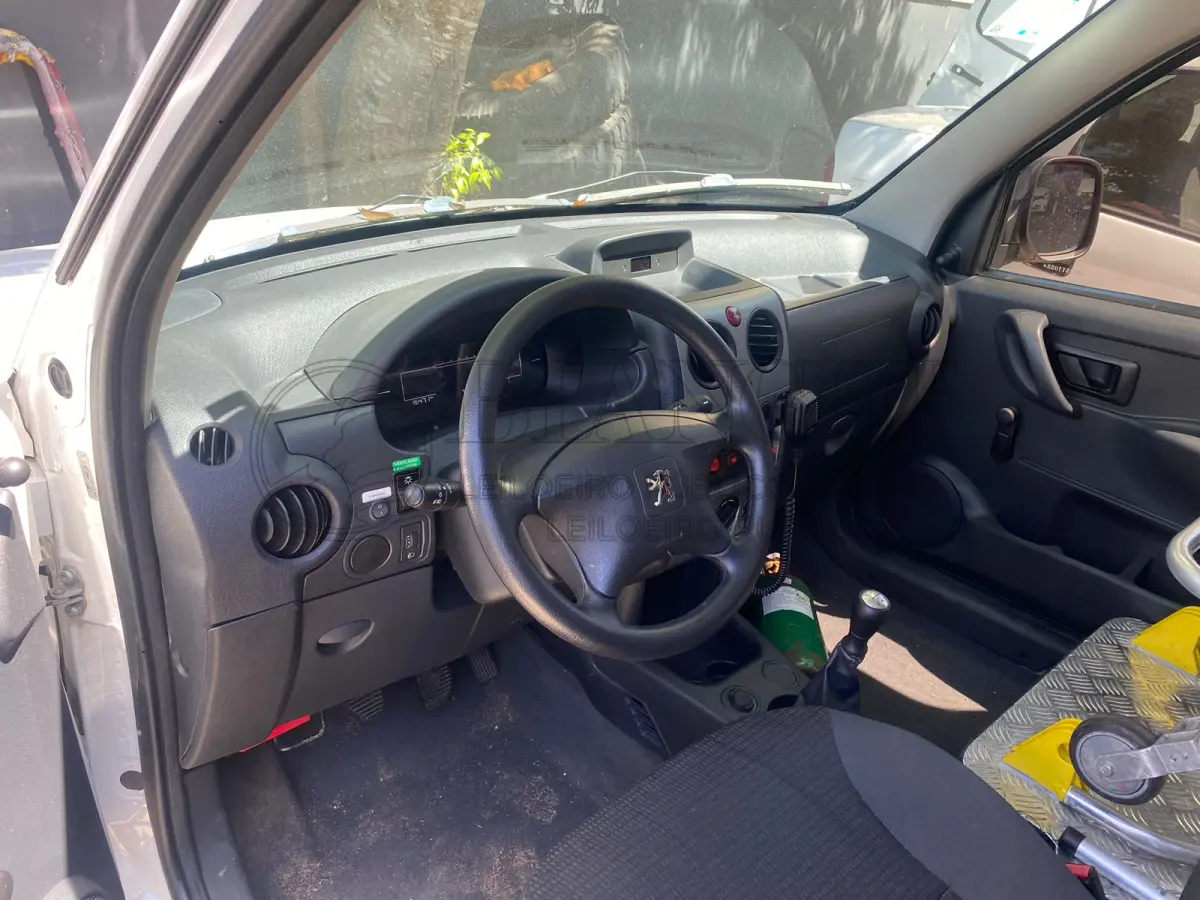 LOTE 003 - Veículo marca/modelo: I/PEUGEOT PART F TCA AMB, Ano/modelo: 2018/2019, Placa: IYW9553, Chassi: 8AEGCNFN8KG511058, RENAVAM: 1171405046, Tipo: Caminhonete, Cor: Branca, Espécie: Especial, Veículo está: Em circulação, Licenciamento válido até: 30/06/2024
