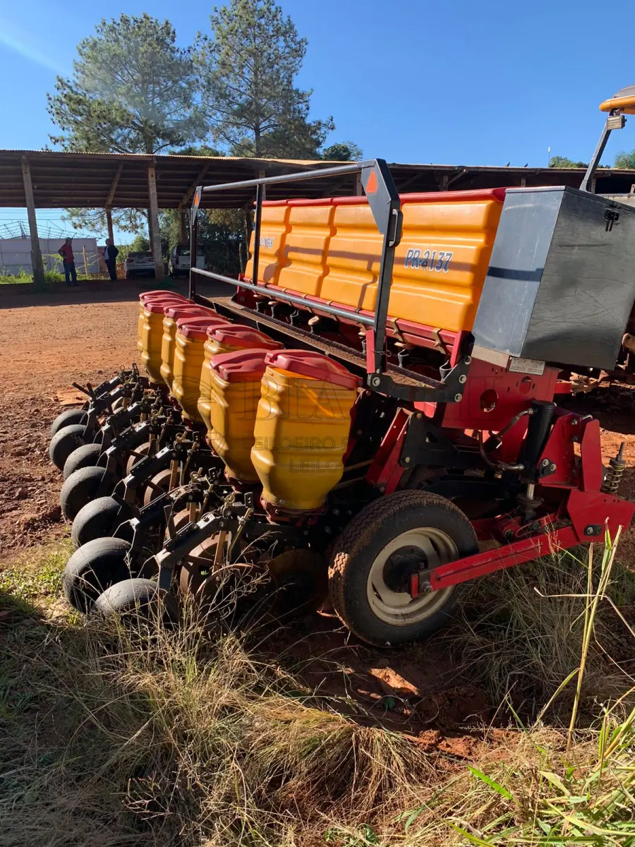 LOTE 010 - Uma plantadeira 7 linhas, SEEDMAX PR 2137, ano 2020, vermelha, numero de serie 0011.