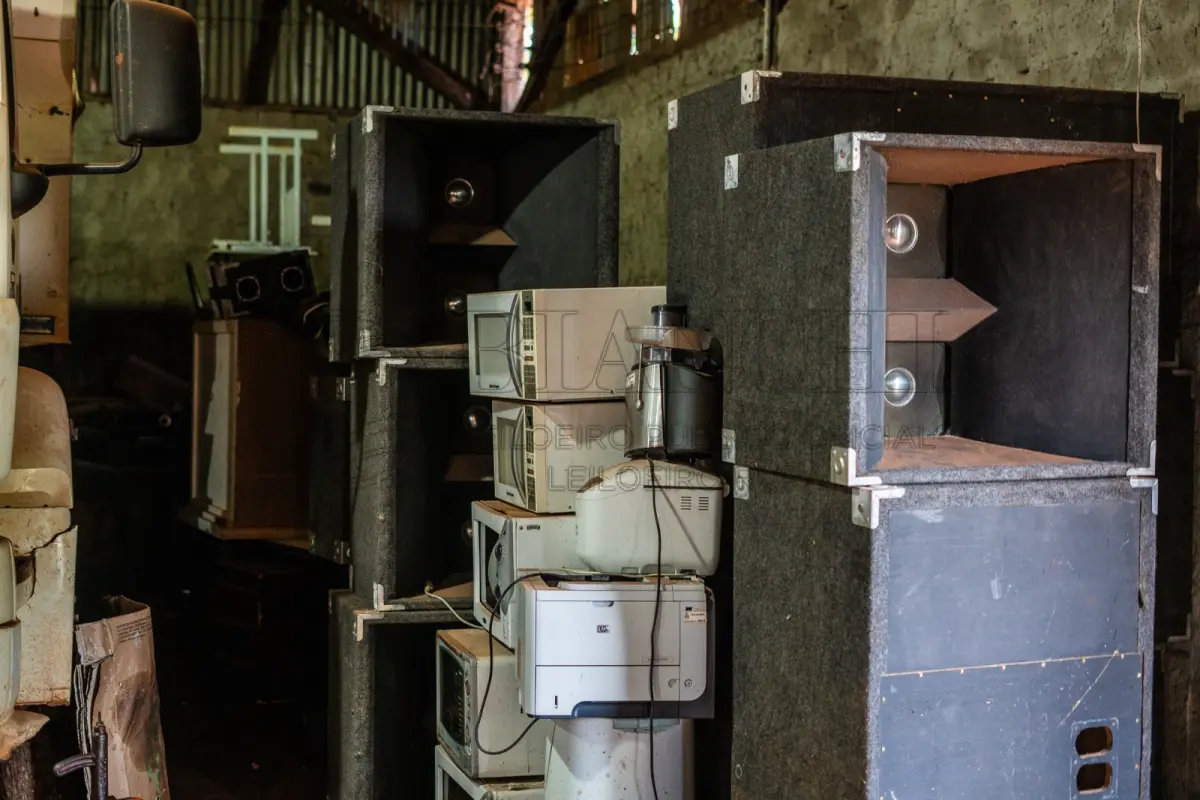 LOTE 018 - Lote de bens inservíveis e sucatas: (equipamentos descartados por desuso ou estado precário de conservação, sucatas de eletrônicos, informática, móveis, utensilios em geral e outros), avaliado em R$ 2.000,00 (dois mil reais);