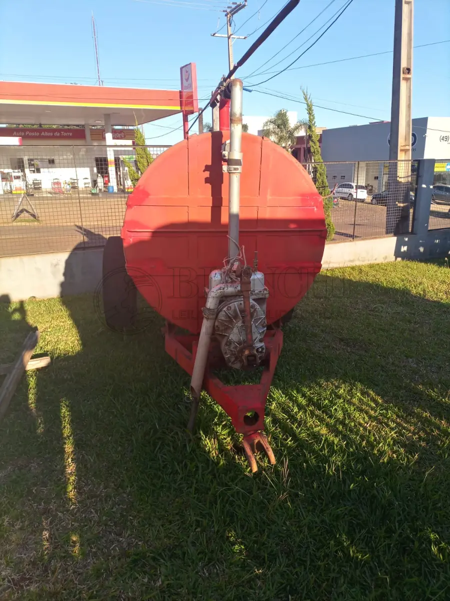 LOTE 001 - Lote 01, Distribuidor De Adubos Liquido, Marca: Triton, Modelo: 4000 Lts, Ano: 2014, Bomba : Vácuo, Pneus : 7.50-16 Bons, Rodado Duplo, Sem Cardam, Sem Mangueira Abastecimento