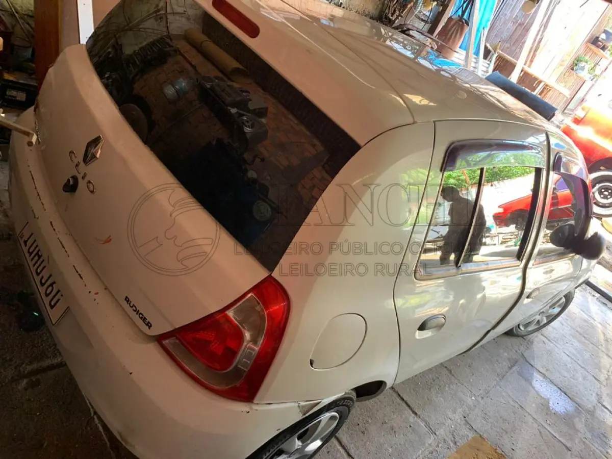 LOTE 006 - Veículo marca/modelo: I/RENAULT CLIO AUT1016VH, Ano/modelo: 2013/2014, Placa: IUH0J60, Chassi: 8A1BB8205EL585072, RENAVAM: 534583822, Tipo: Automóvel, Cor: Branca, Espécie: Passageiro, Veículo está: Em circulação, Licenciamento válido até: 31/07/2023
