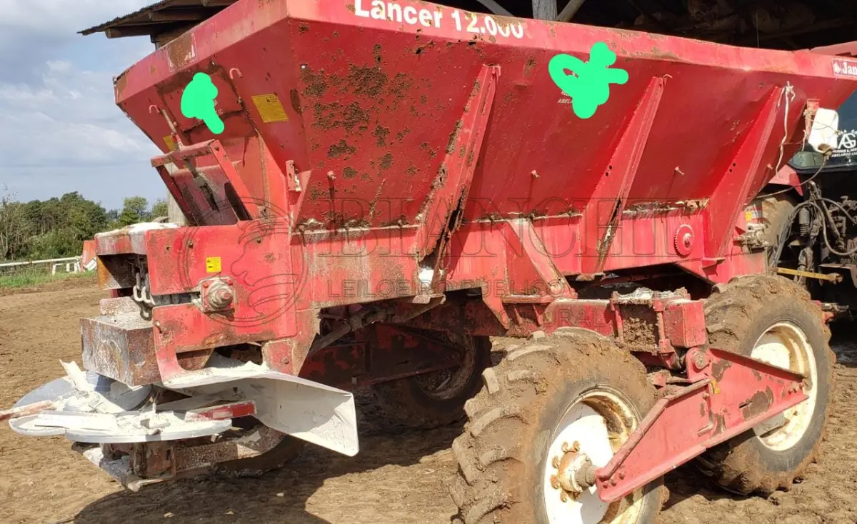 LOTE 005 - Lote 05, Distribuidor de esterco solido e calcário, Marca: Jan, Modelo: 12000,Ano 2012, Rodado tanden, Apresenta amassados e ferrugens, Funcionamento: parado