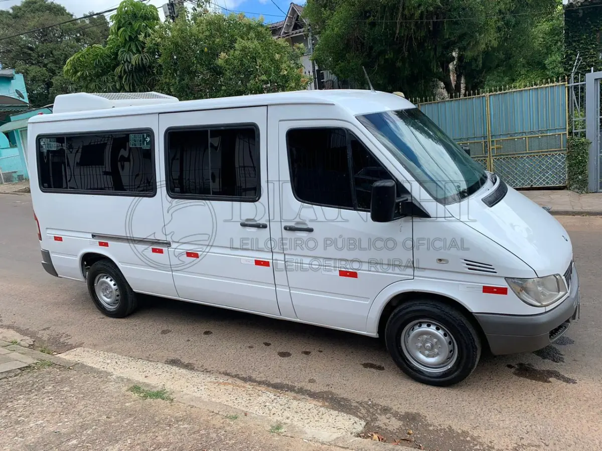 LOTE 013 - Veículo marca/modelo: I/M.BENZ313CDI SPRINTERM, Ano/modelo: 2011/2012, Placa: ISR6J31, Chassi: 8AC903672CE056784, RENAVAM: 416925626, Registrado em: PORTO ALEGRE, Tipo: Microônibus, Cor: Branca, Espécie: Passageiro, Veículo está: Em circulação, Licenciamento válido até: 30/06/2023
