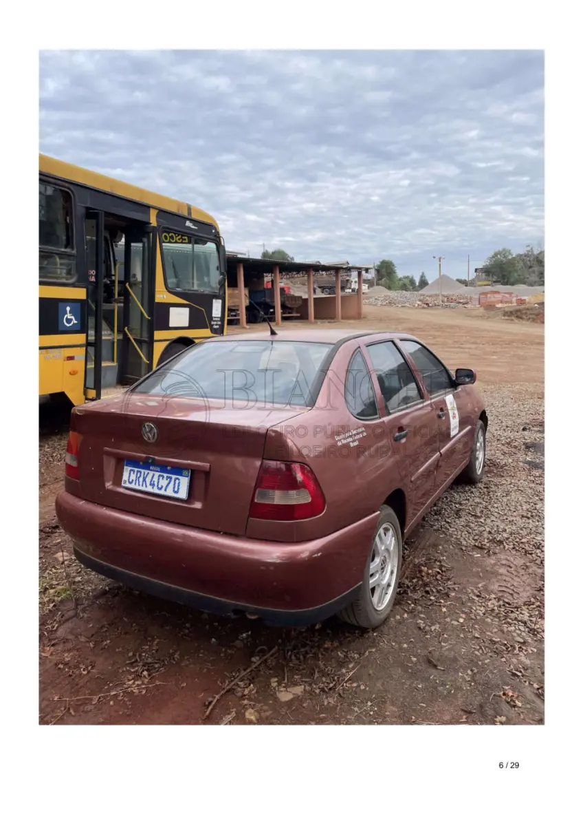 LOTE 002 - Veículo VW Polo, Classic, 1.8 Mi, chassi n°8AWZZZ6K2XA609455, em mau estado de conservação.