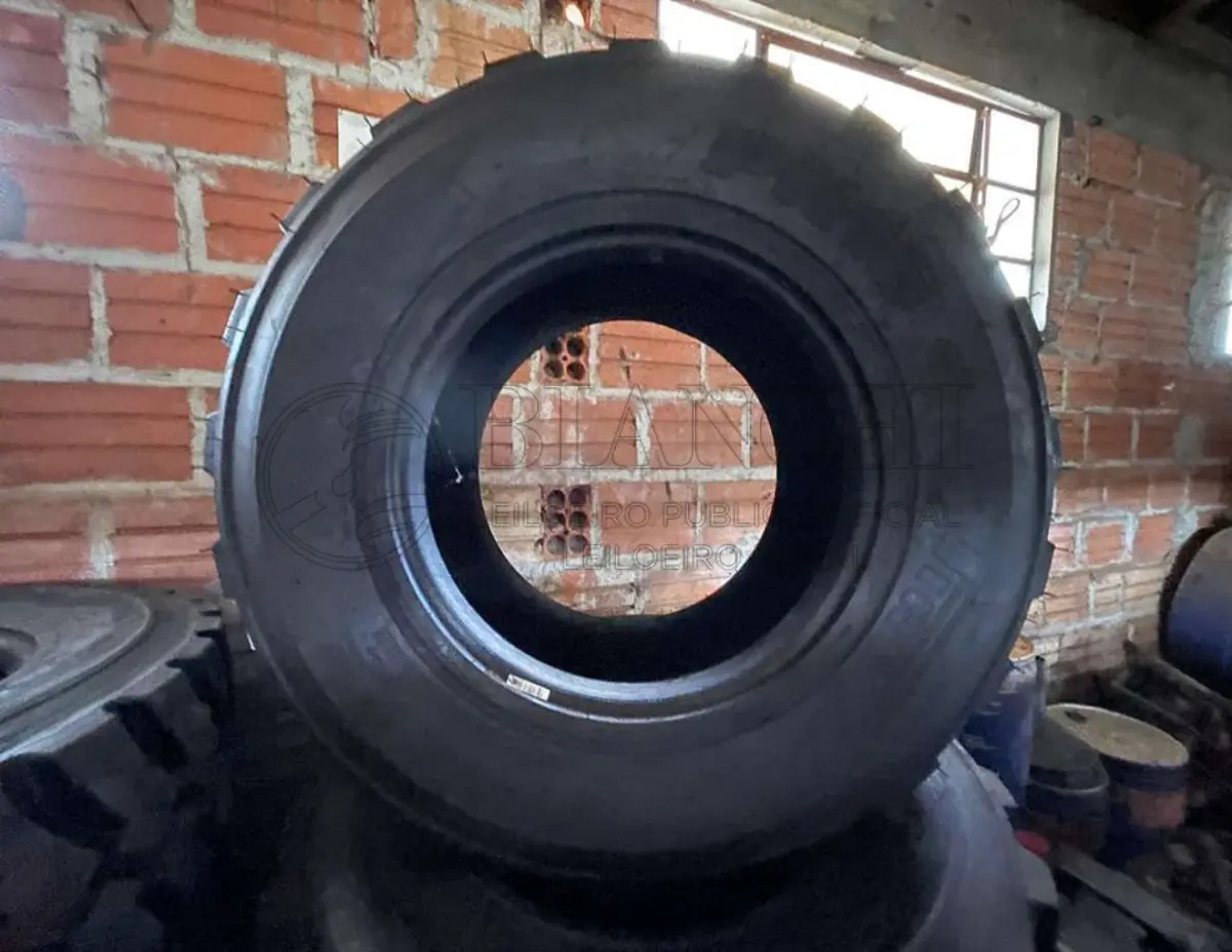 LOTE 005 - Lote com 05 pneus 12x16,5 10 lonas, NOVOS, marca Pirelli.