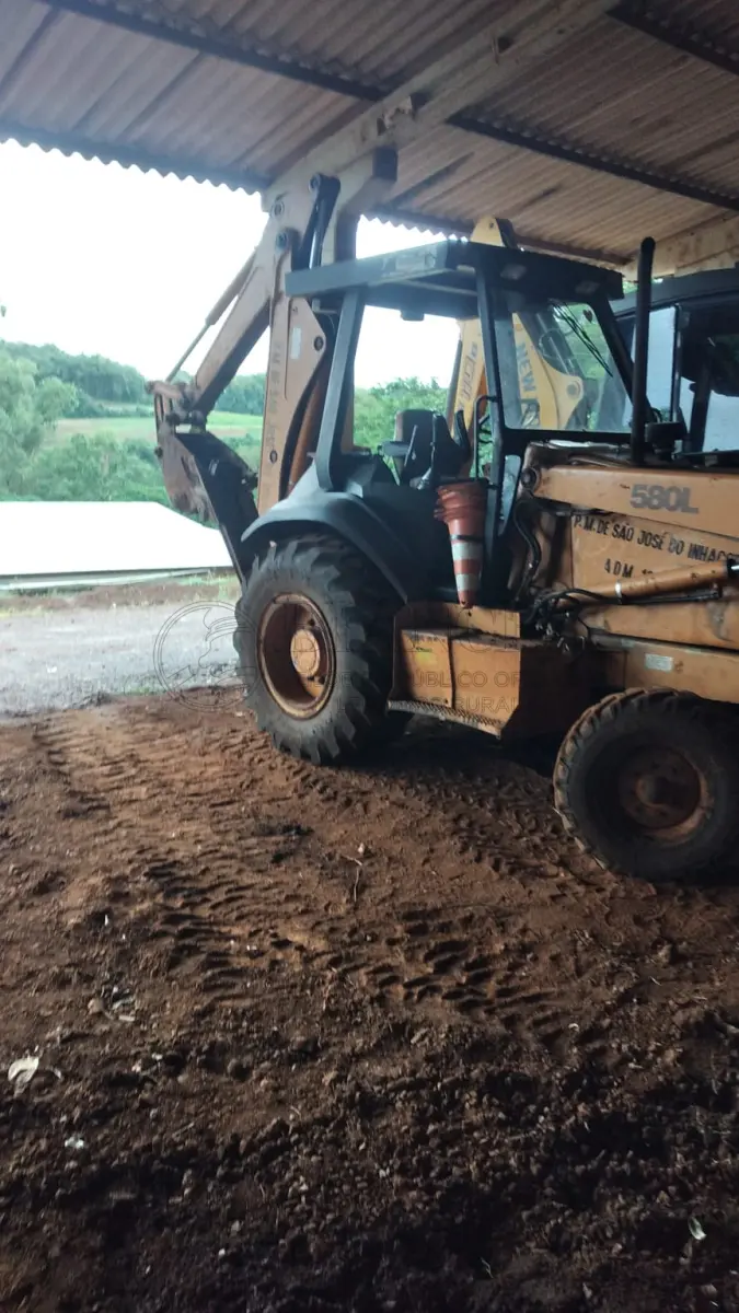 LOTE 004 - RETROESCAVADEIRA, MARCA CASE, MODELO 580 L, TRAÇÃO 4X2, ANO DE FABRICAÇÃO 2000