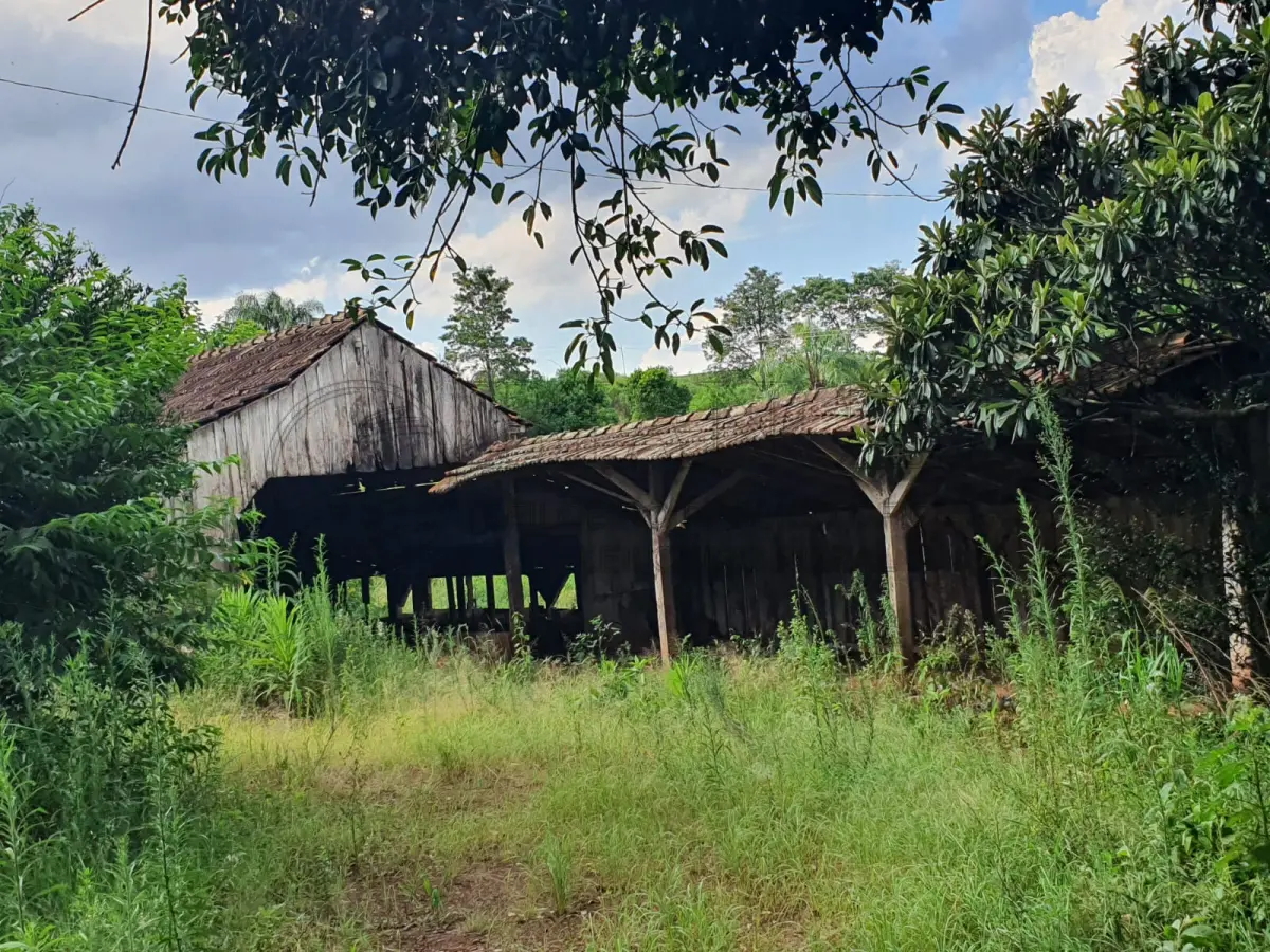 LOTE 008 - GALPÃO DE MADEIRA COM 80M² 