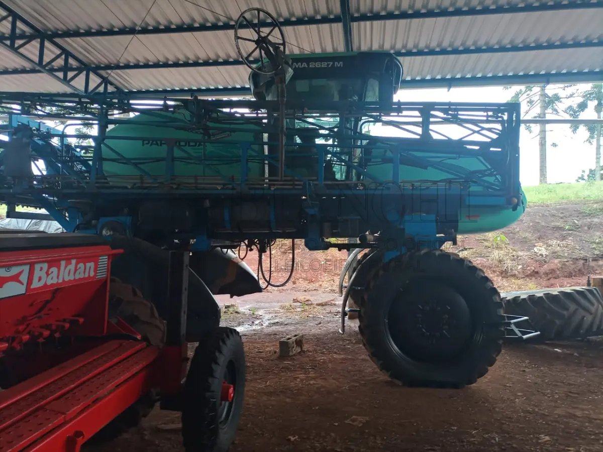 LOTE 010 - AUTOPROPELIDO MARCA MONTANA, ANO 2006, CAPACIDADE DO TANQUE 2600 LITROS, 27 METROS DE BARRA, TRAÇÃO 4X2