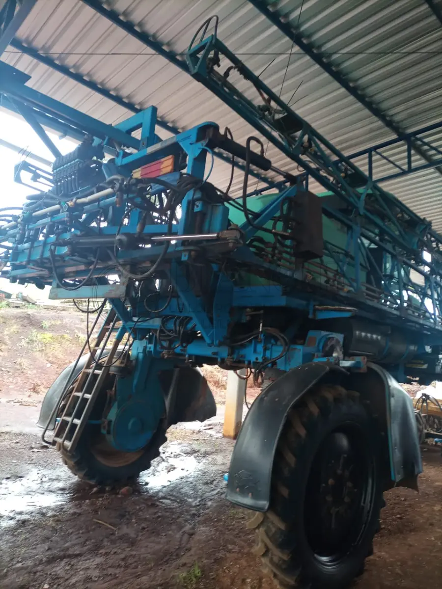 LOTE 010 - AUTOPROPELIDO MARCA MONTANA, ANO 2006, CAPACIDADE DO TANQUE 2600 LITROS, 27 METROS DE BARRA, TRAÇÃO 4X2
