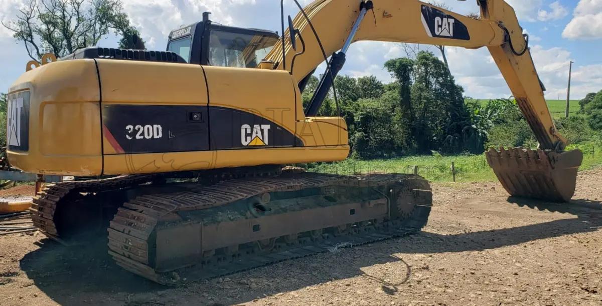 LOTE 018 - ESCAVADEIRA, MARCA CATERPILLAR, MODELO 220D