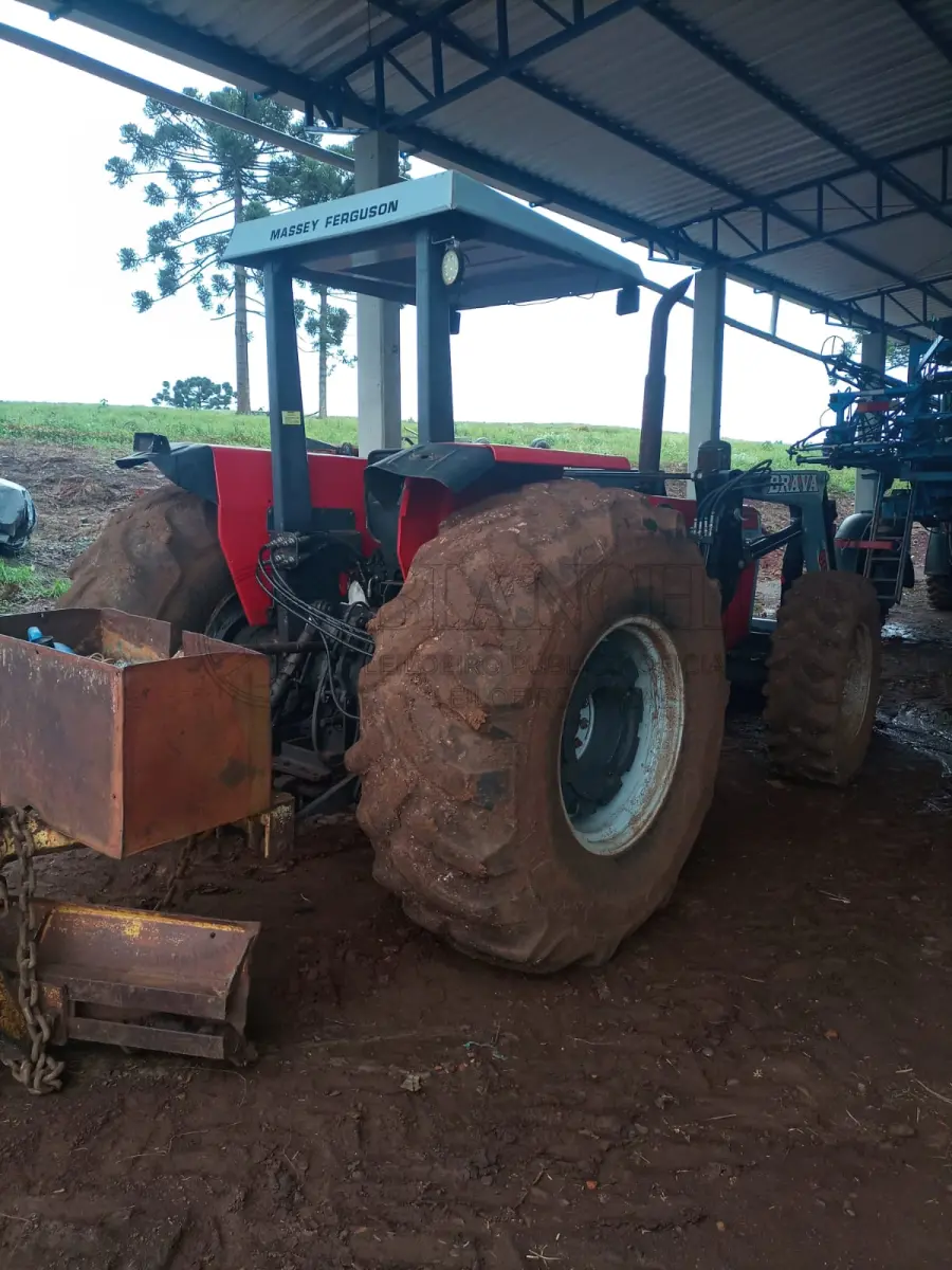 LOTE 006 - TRATOR MF 4297, ANO 2006, CONCHA ANO 2022, CONCHA E BAG