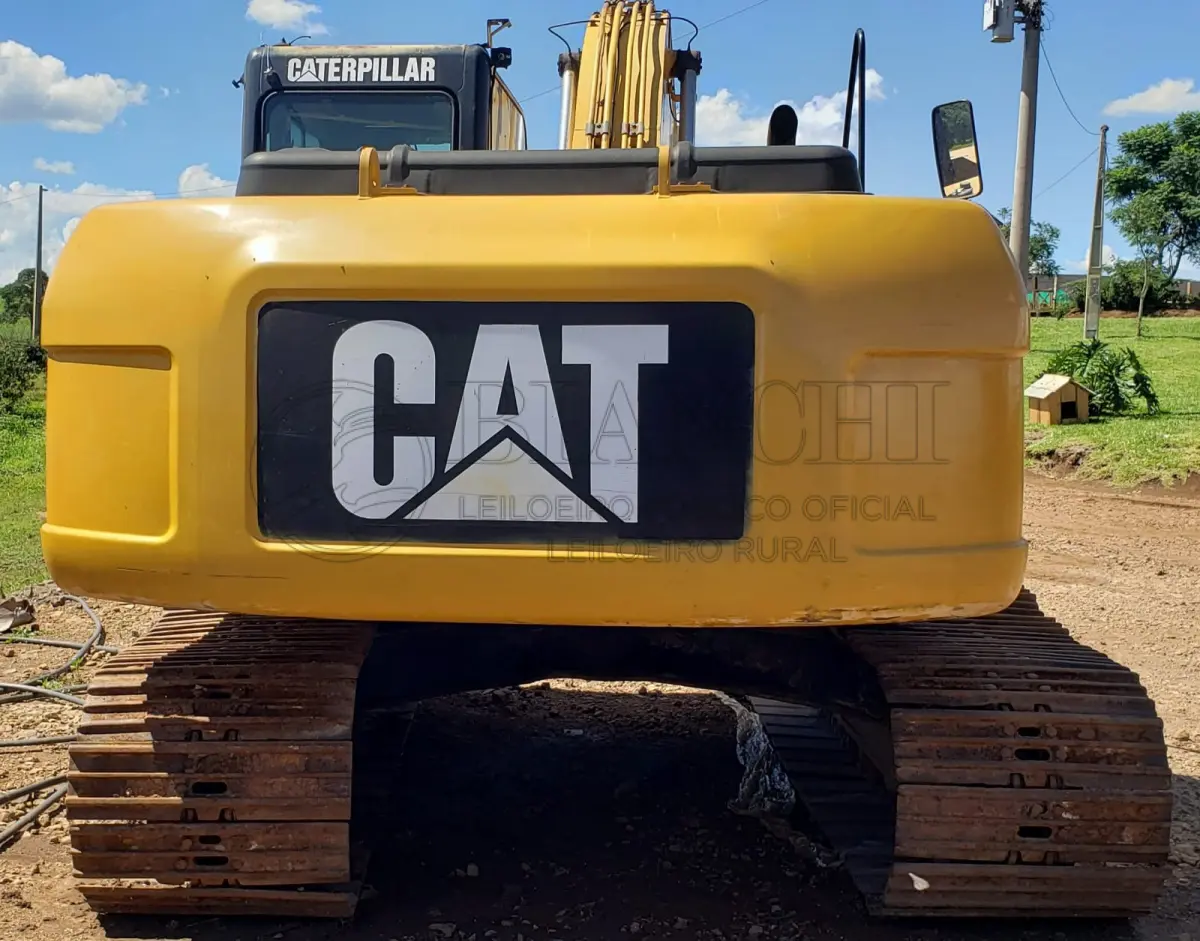 LOTE 018 - ESCAVADEIRA, MARCA CATERPILLAR, MODELO 220D