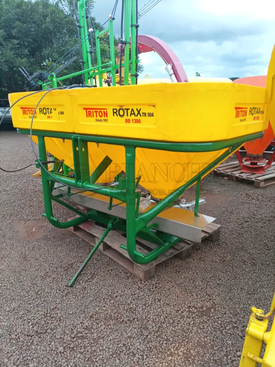 LOTE 002 - DISTRIBUIDOR UREIA, MARCA TRITON, ANO 2016, REFORMADO, 1300KG