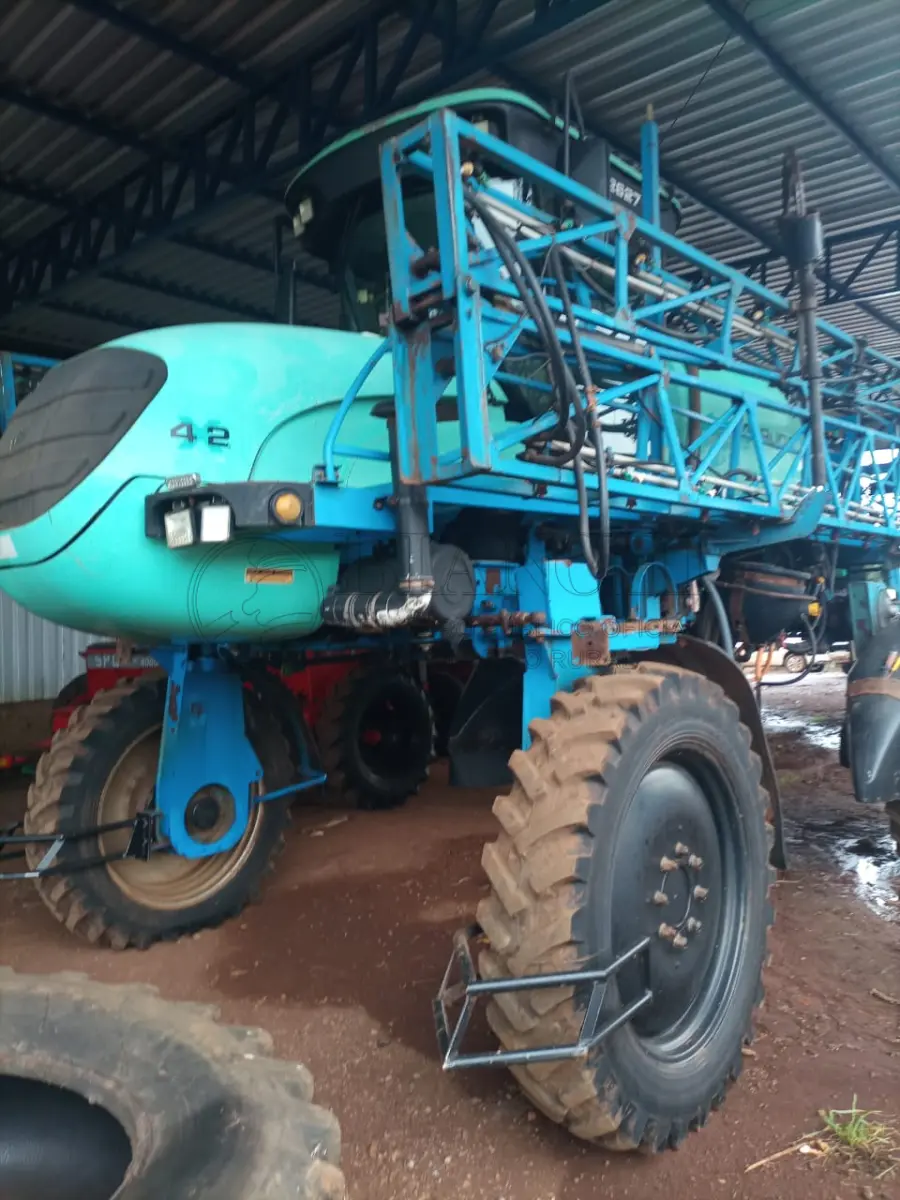 LOTE 010 - AUTOPROPELIDO MARCA MONTANA, ANO 2006, CAPACIDADE DO TANQUE 2600 LITROS, 27 METROS DE BARRA, TRAÇÃO 4X2