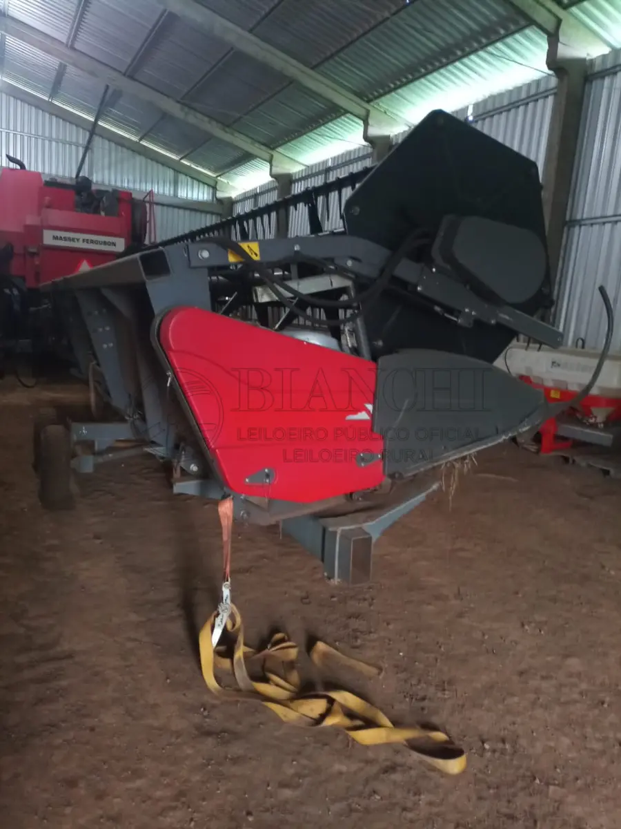 LOTE 012 - COLHEITADEIRA MASSEY FERGUSON, MODELO 32 SR, 5000 HS, PLATAFORMA 23 PÉS COM CARRINHO TRANSPORTE