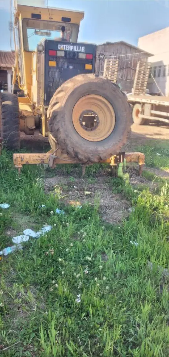 LOTE 014 - MOTO NIVELADORA CATERPILLAR