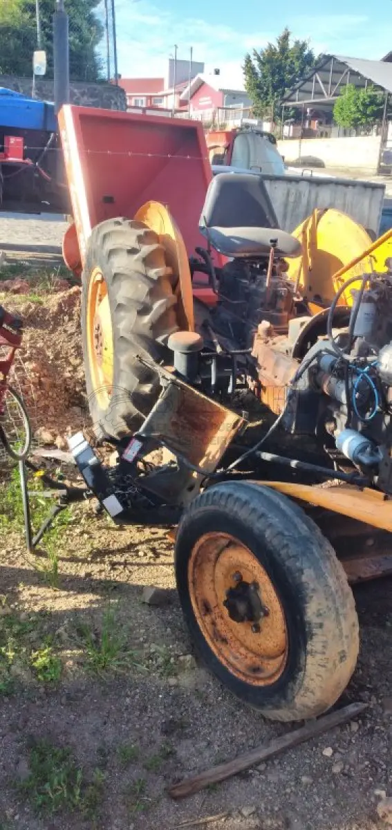 LOTE 013 - TRATOR VALMET 